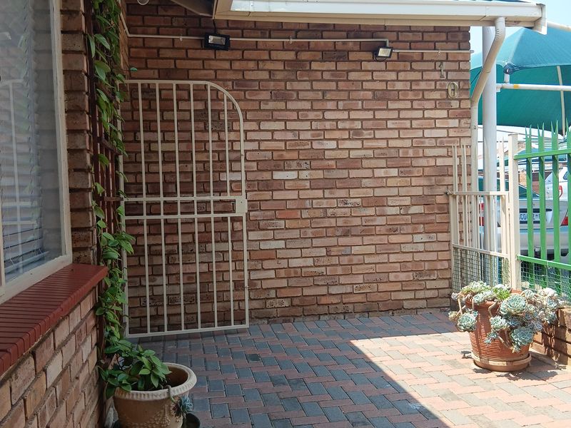 Comfortable 3 Bedroom Townhouse in a Well-Kept Complex - Photo 3