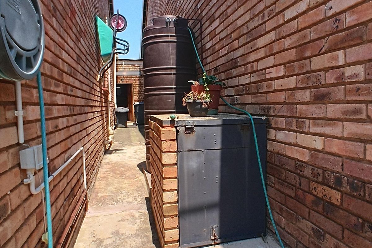 Comfortable 3 Bedroom Townhouse in a Well-Kept Complex - Photo 4