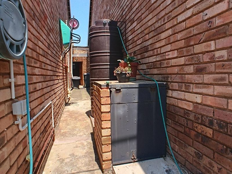Comfortable 3 Bedroom Townhouse in a Well-Kept Complex - Photo 4