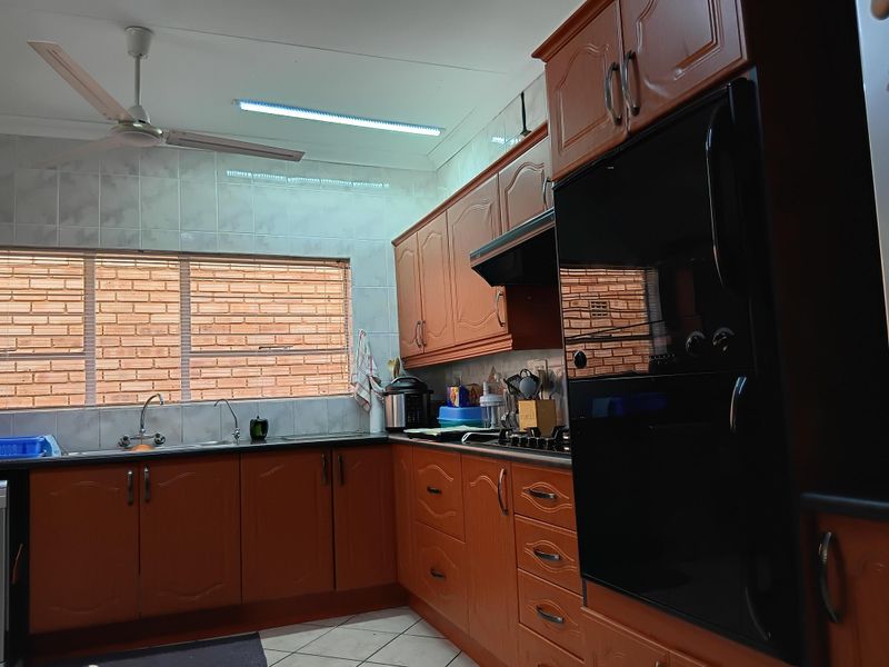 Comfortable 3 Bedroom Townhouse in a Well-Kept Complex - Photo 8