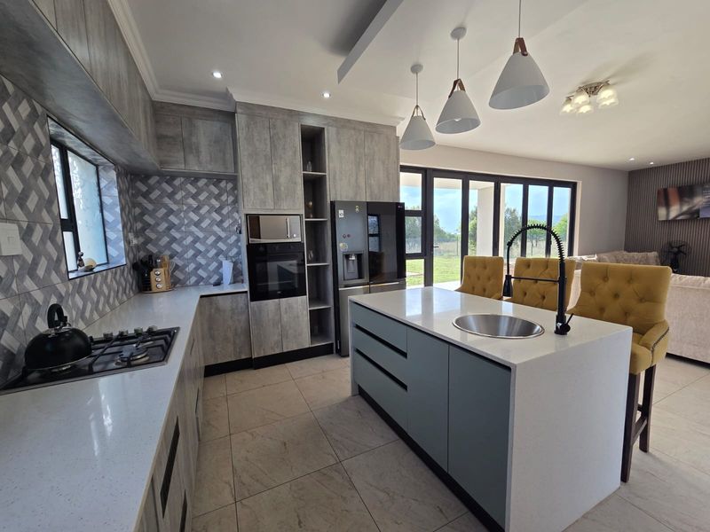 Luxury Architectural Statement Home with Panoramic Magaliesberg Views - Photo 4