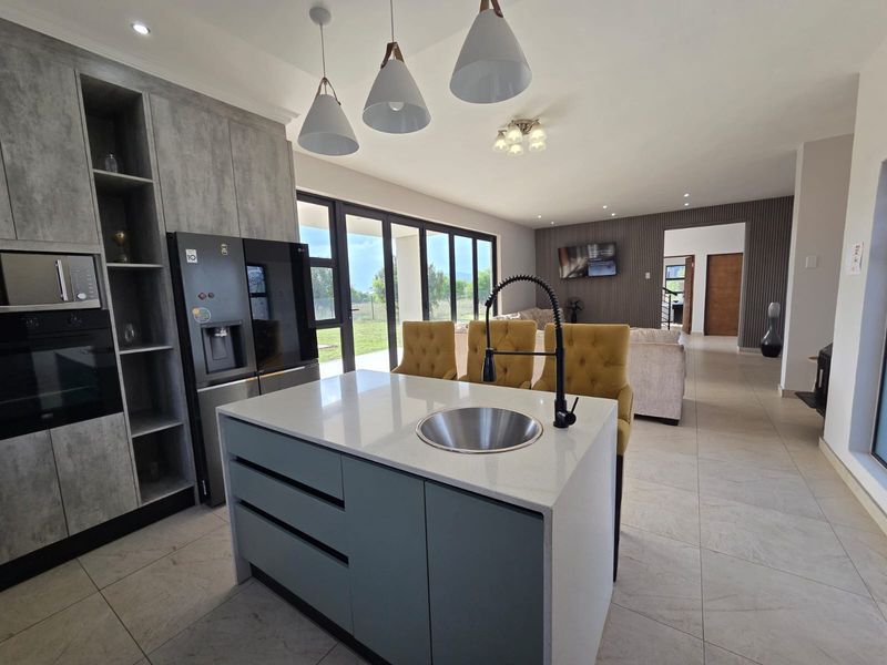Luxury Architectural Statement Home with Panoramic Magaliesberg Views - Photo 4