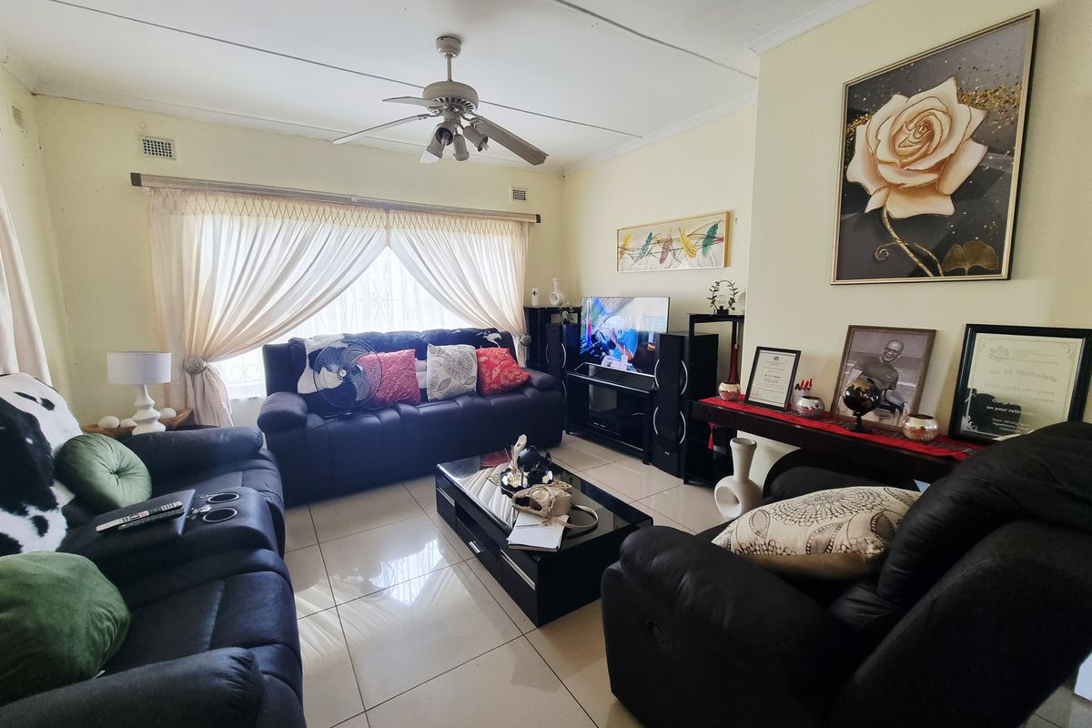 3- Bedroom House For Sale in Grantham Park - Photo 5