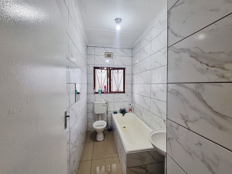 3- Bedroom House For Sale in Grantham Park - Photo 8