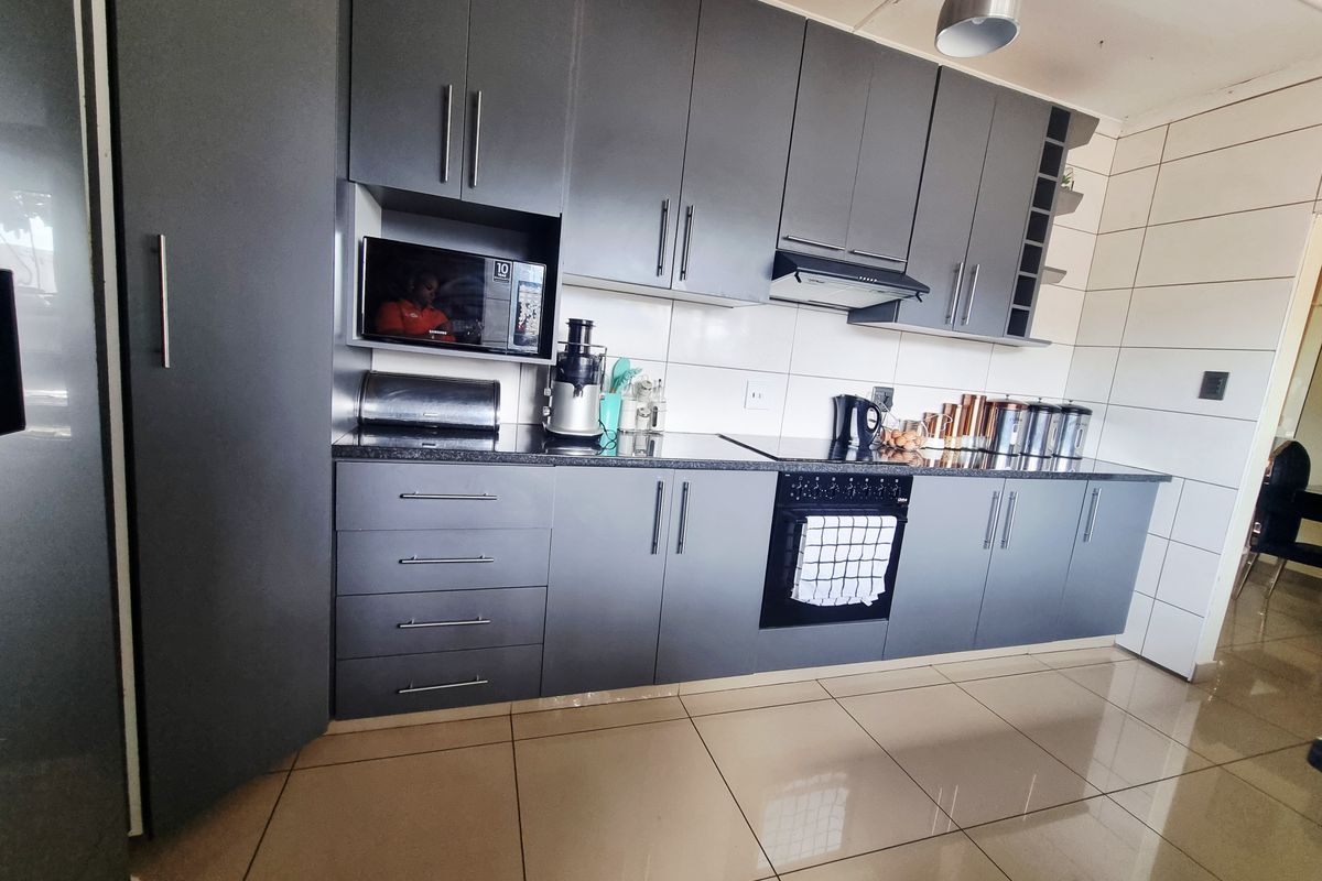 3- Bedroom House For Sale in Grantham Park - Photo 3