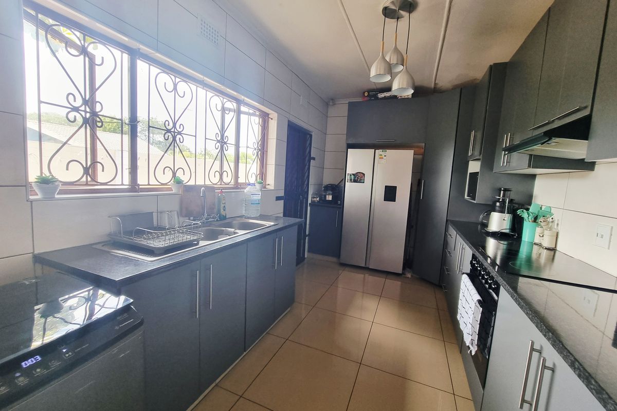 3- Bedroom House For Sale in Grantham Park - Photo 2