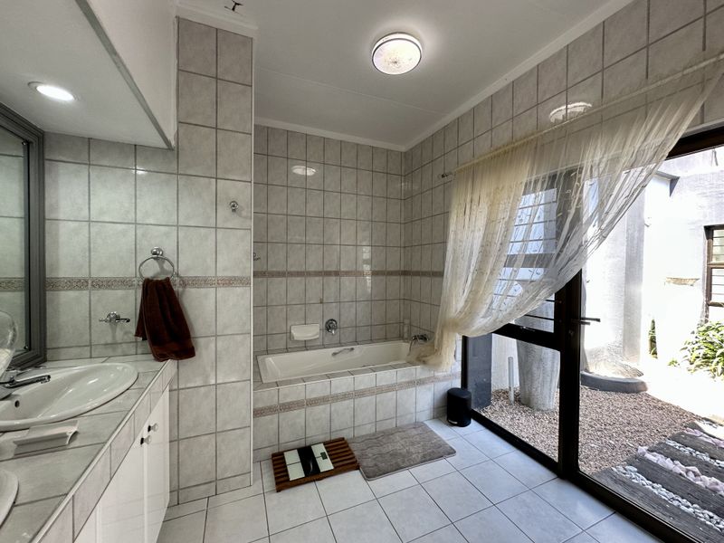 Luxury Golf Estate Living | Exceptional 4-Bedroom Residence with Lake Views in Meer En See, Richards - Photo 9