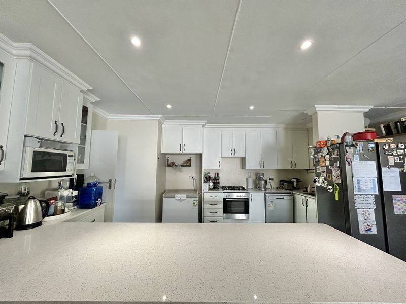 Family home in fountains Estate - Photo 9