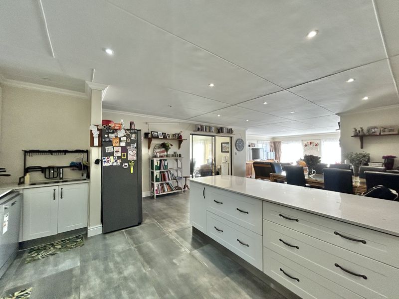 Family home in fountains Estate - Photo 8