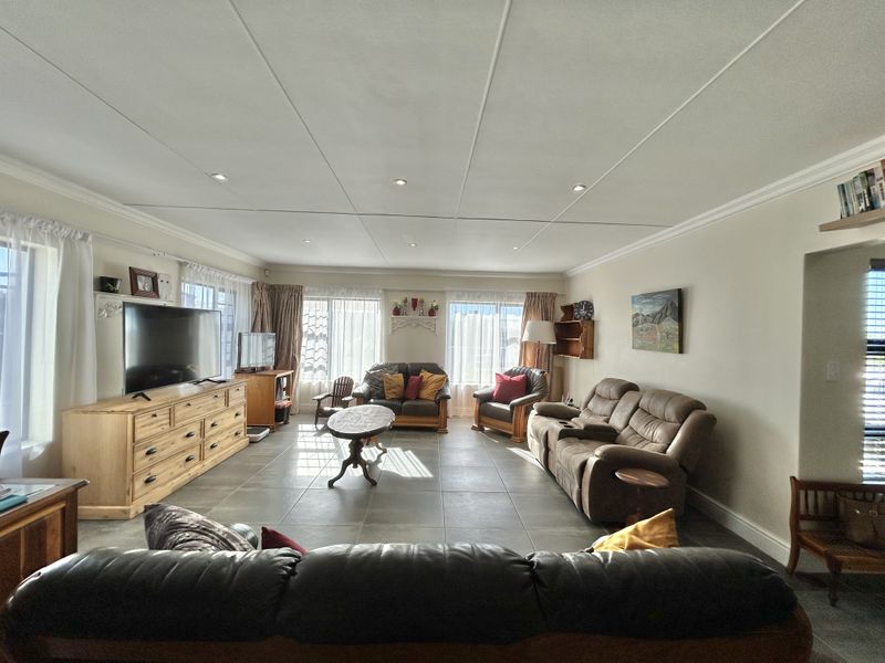 Family home in fountains Estate - Photo 3