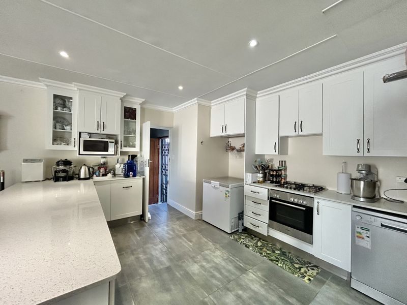 Family home in fountains Estate - Photo 7