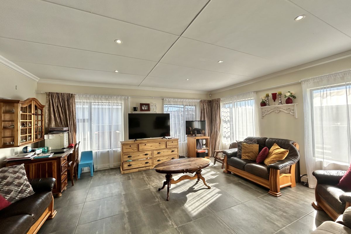 Family home in fountains Estate - Photo 2