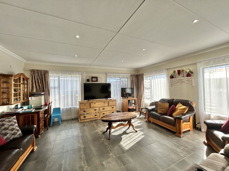 Family home in fountains Estate - Photo 2