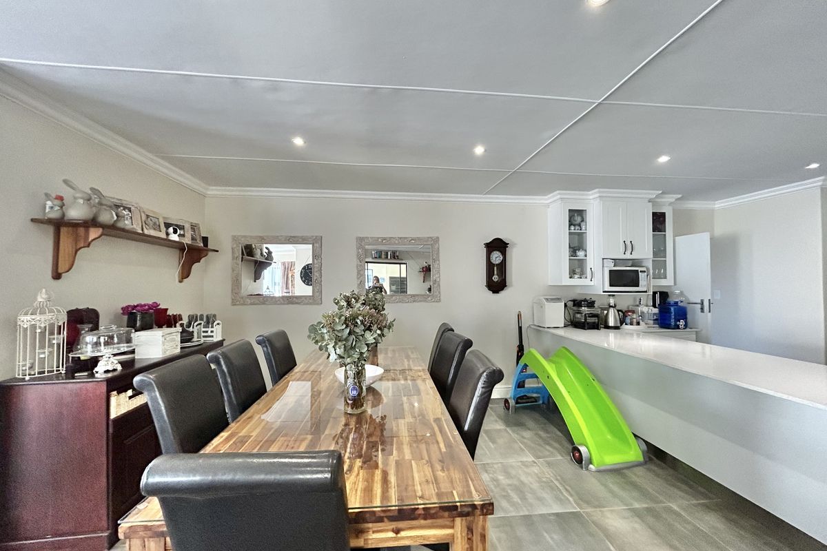 Family home in fountains Estate - Photo 5