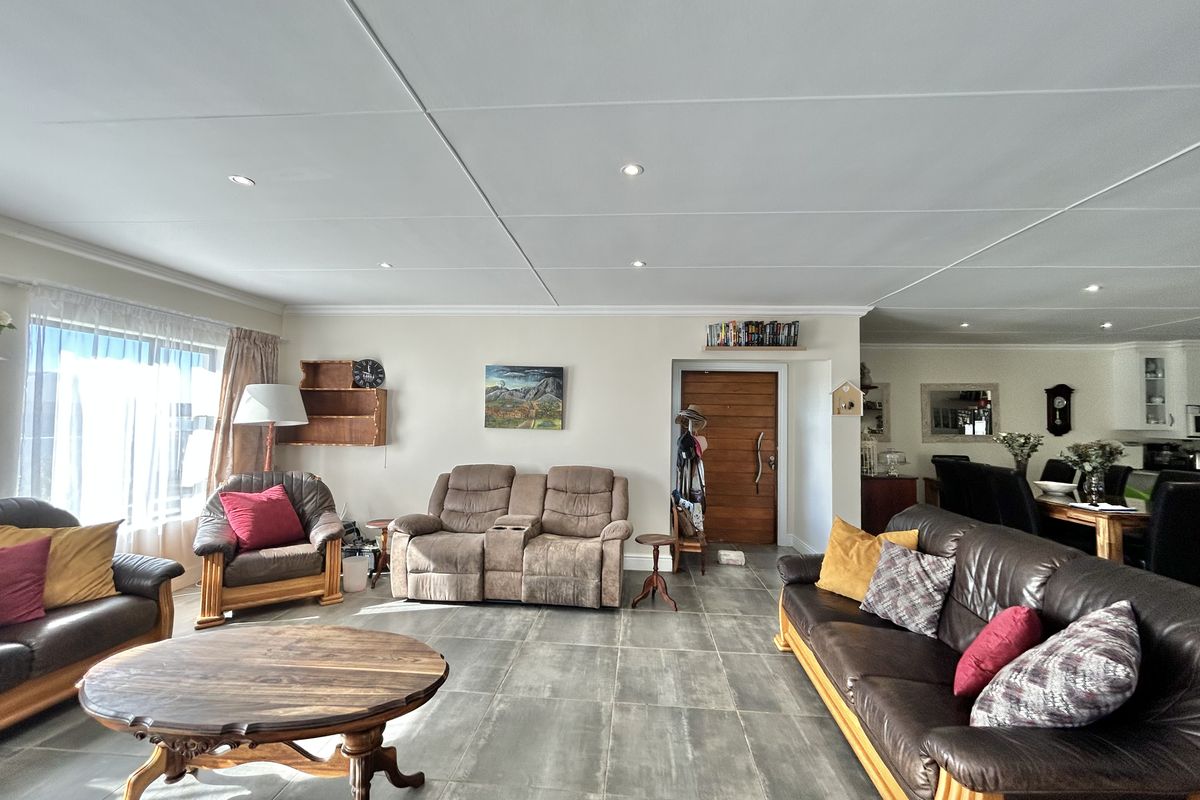 Family home in fountains Estate - Photo 4