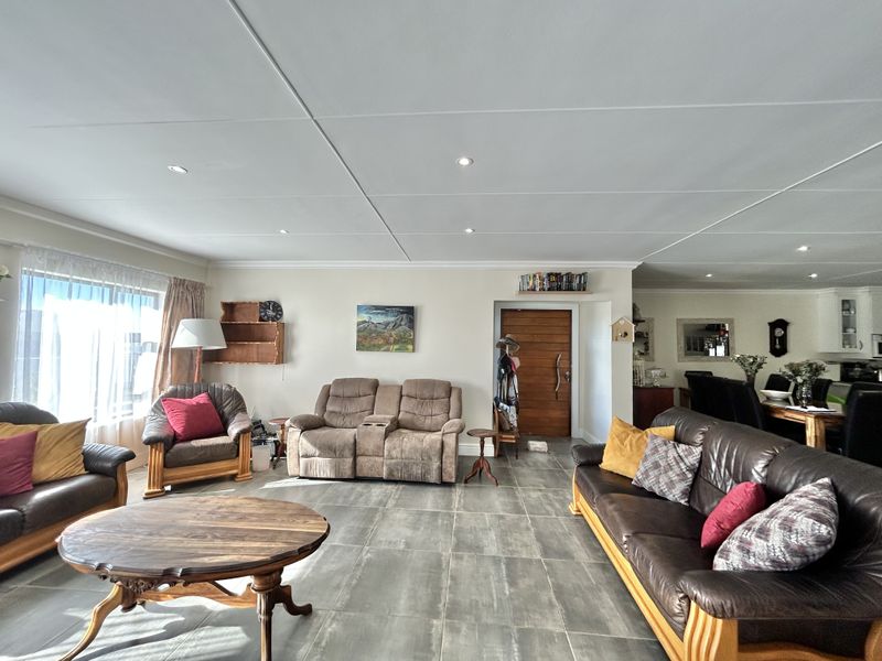 Family home in fountains Estate - Photo 4