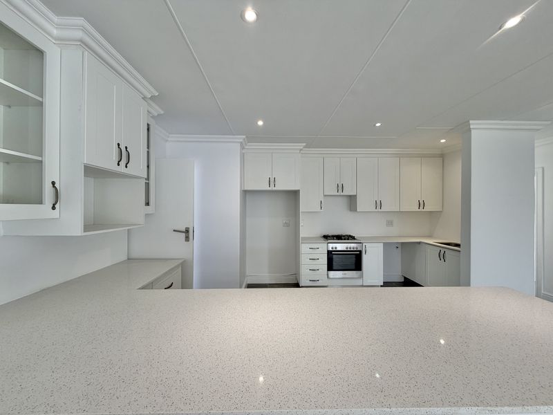 Family home in fountains Estate - Photo 2