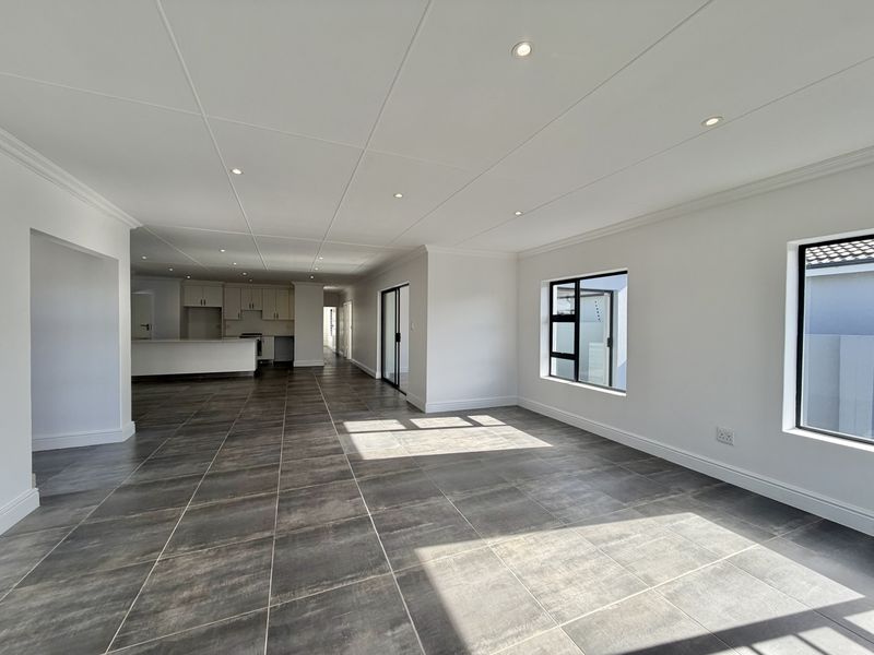 Family home in fountains Estate - Photo 4