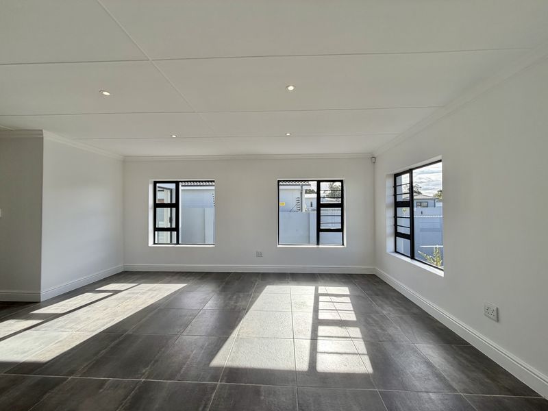 Family home in fountains Estate - Photo 5