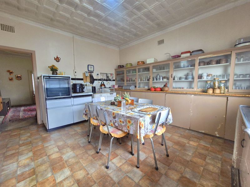 Gorgeously Maintained Spacious Home For Sale! - Photo 7