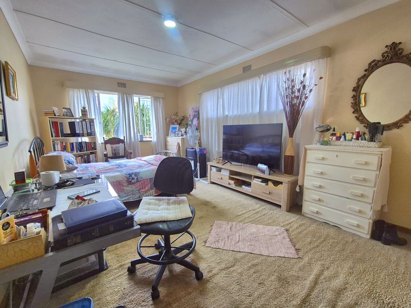 Gorgeously Maintained Spacious Home For Sale! - Photo 8