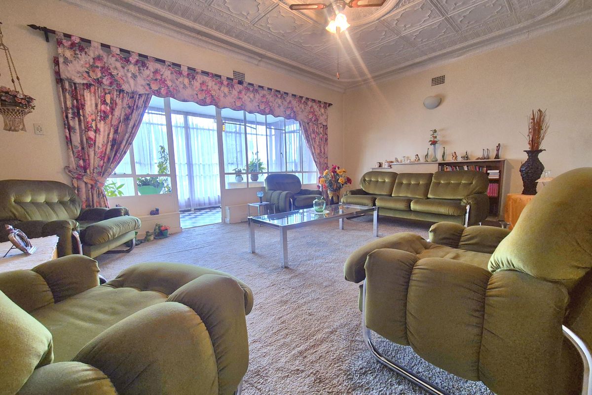 Gorgeously Maintained Spacious Home For Sale! - Photo 3