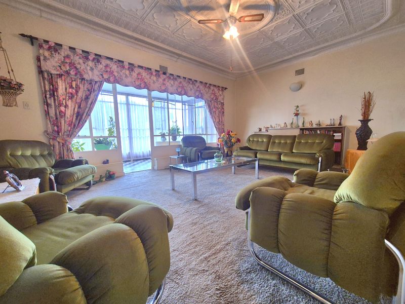 Gorgeously Maintained Spacious Home For Sale! - Photo 3