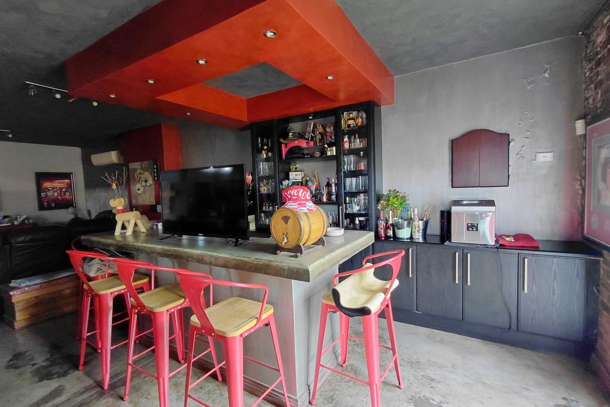 Elegant Off-Grid Double Storey Family Home in Eagle Crest - Photo 5