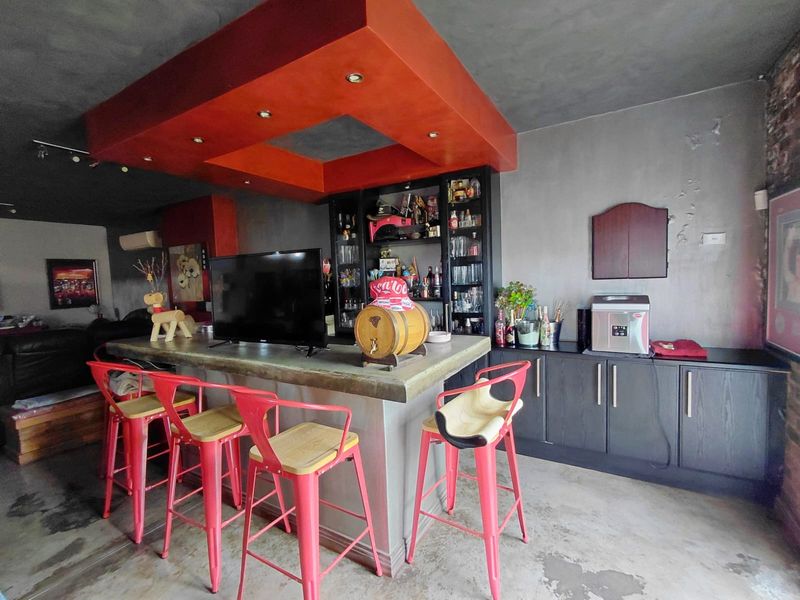 Elegant Off-Grid Double Storey Family Home in Eagle Crest - Photo 5