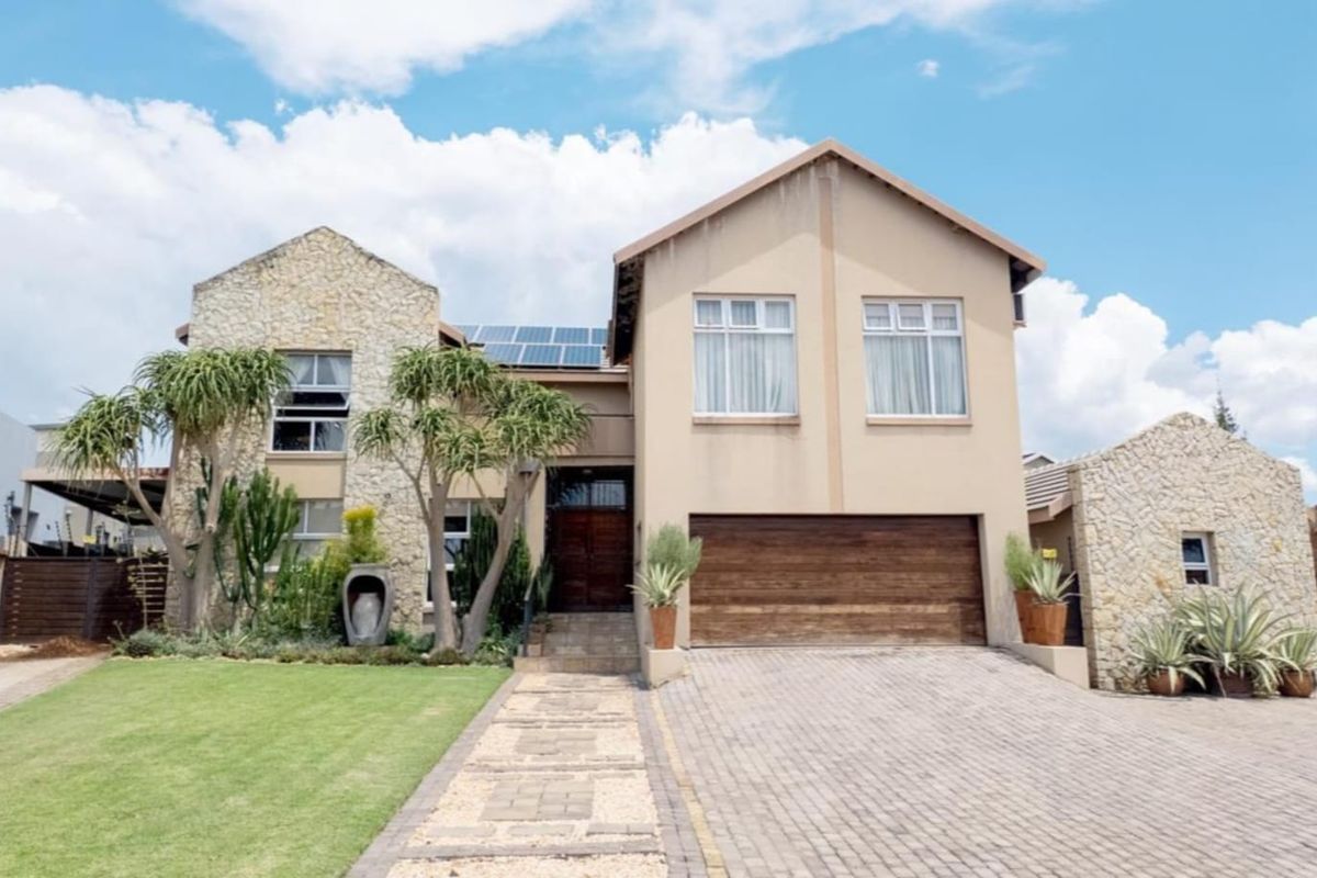 Elegant Off-Grid Double Storey Family Home in Eagle Crest - Photo 3