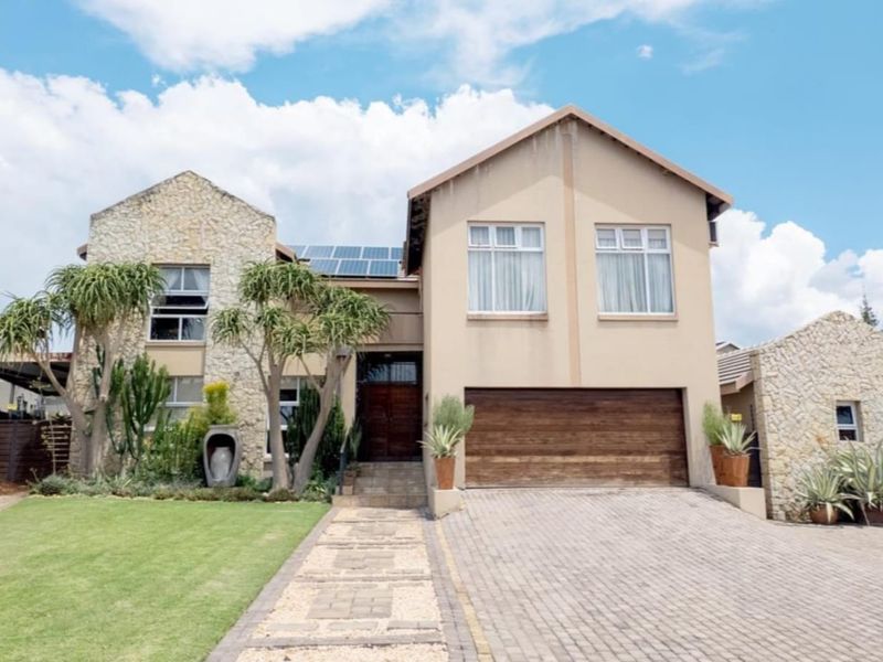 Elegant Off-Grid Double Storey Family Home in Eagle Crest - Photo 3