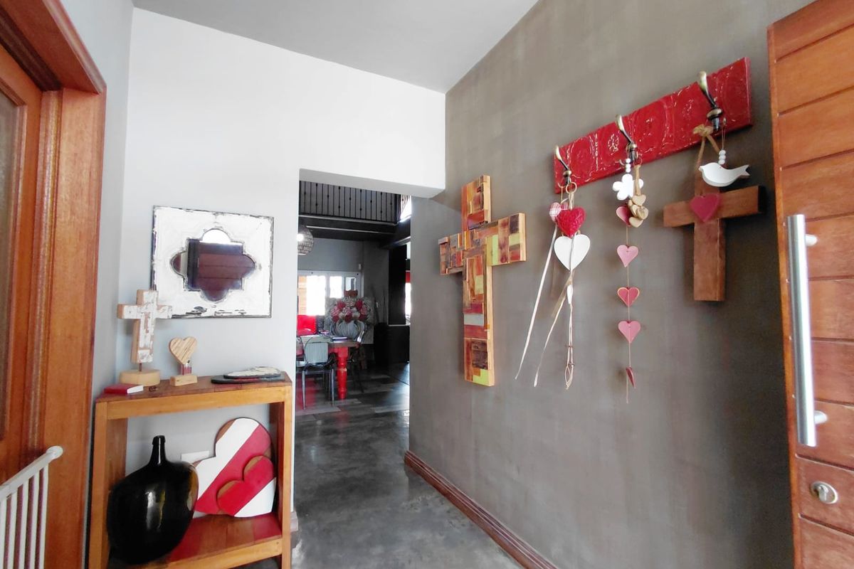 Elegant Off-Grid Double Storey Family Home in Eagle Crest - Photo 4