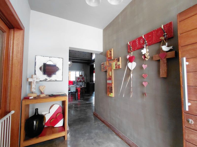 Elegant Off-Grid Double Storey Family Home in Eagle Crest - Photo 4