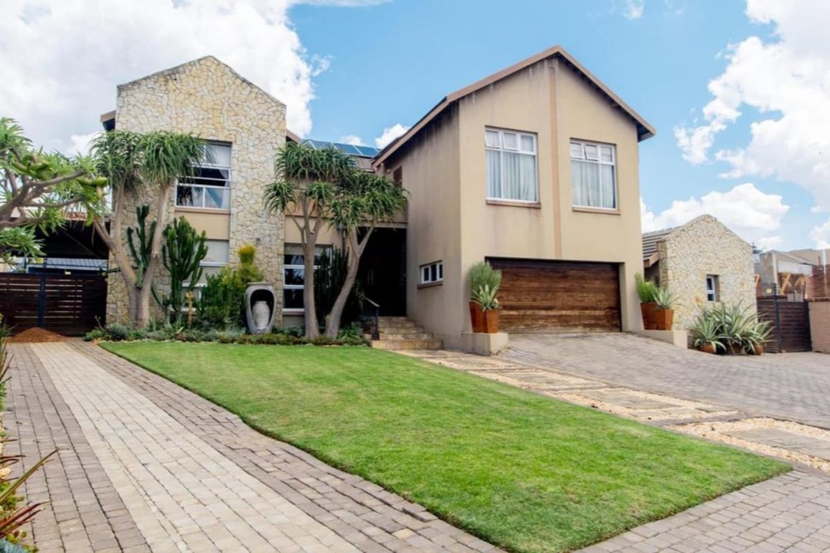 Elegant Off-Grid Double Storey Family Home in Eagle Crest - Photo 2