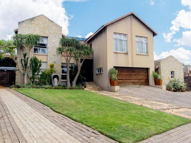 Elegant Off-Grid Double Storey Family Home in Eagle Crest - Photo 2