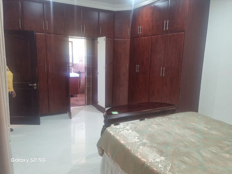 Elegant Large Family Home - Photo 10