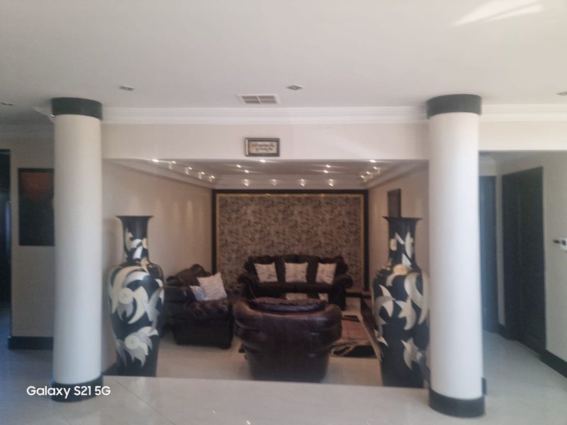 Elegant Large Family Home - Photo 9