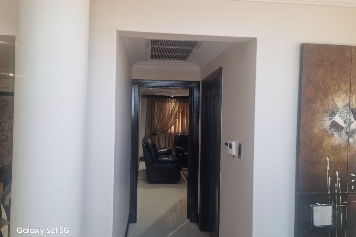 Elegant Large Family Home - Photo 5