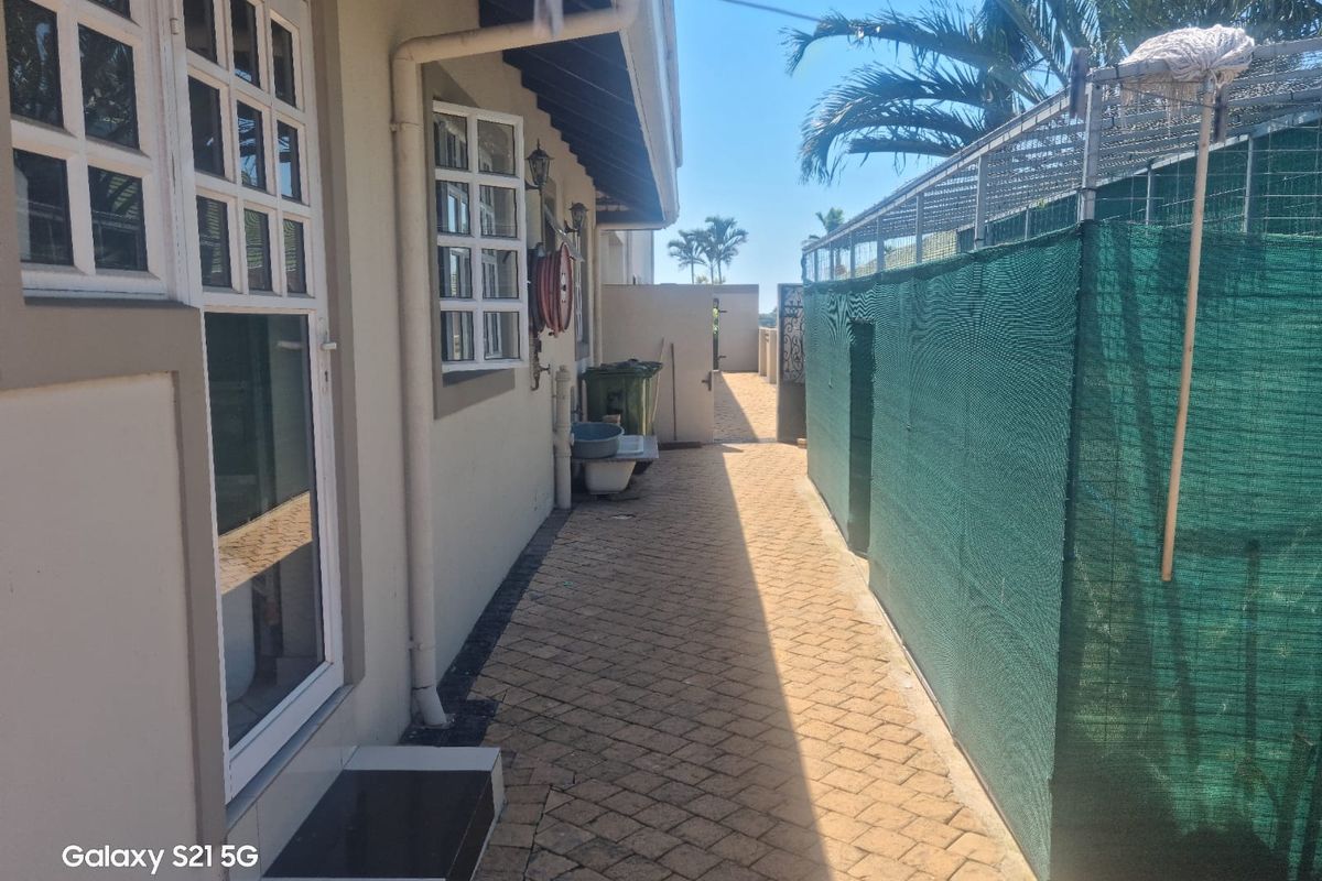 Elegant Large Family Home - Photo 2