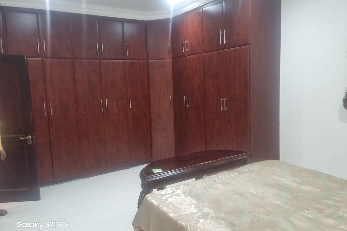 Elegant Large Family Home - Photo 4