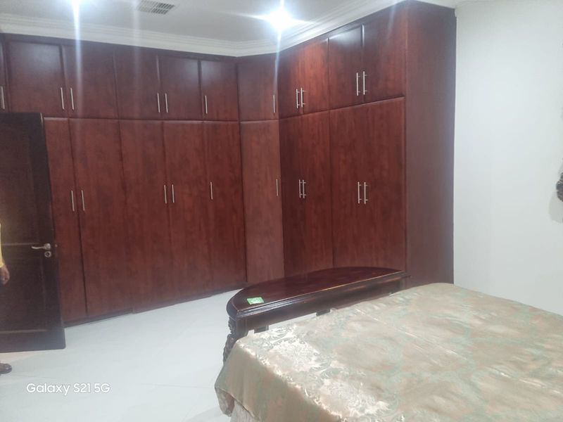 Elegant Large Family Home - Photo 4