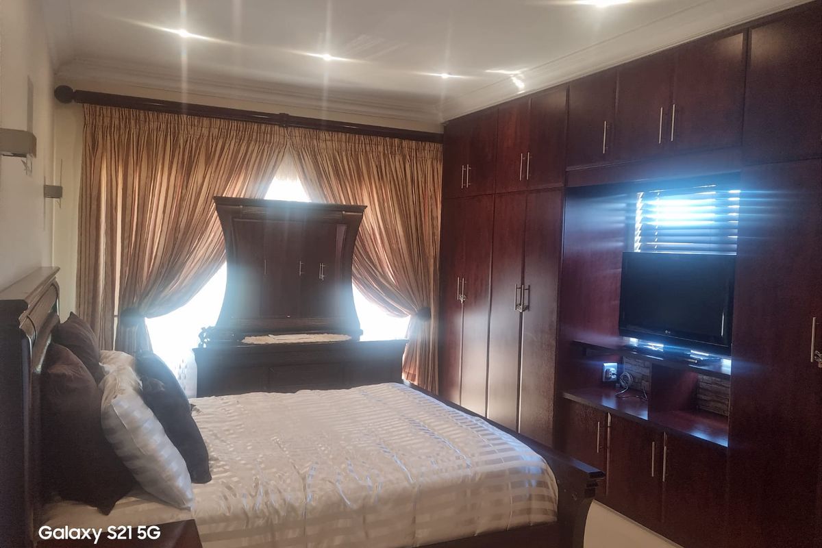 Elegant Large Family Home - Photo 3