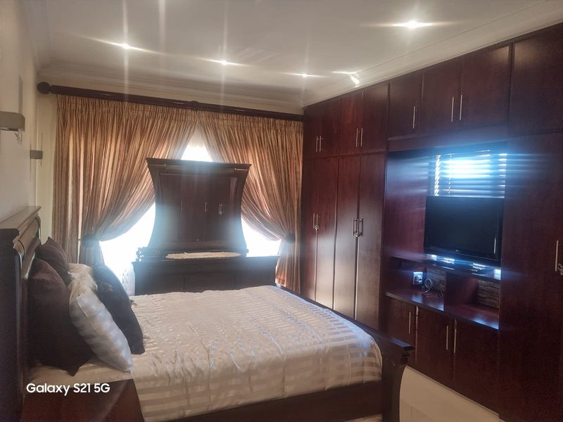 Elegant Large Family Home - Photo 3