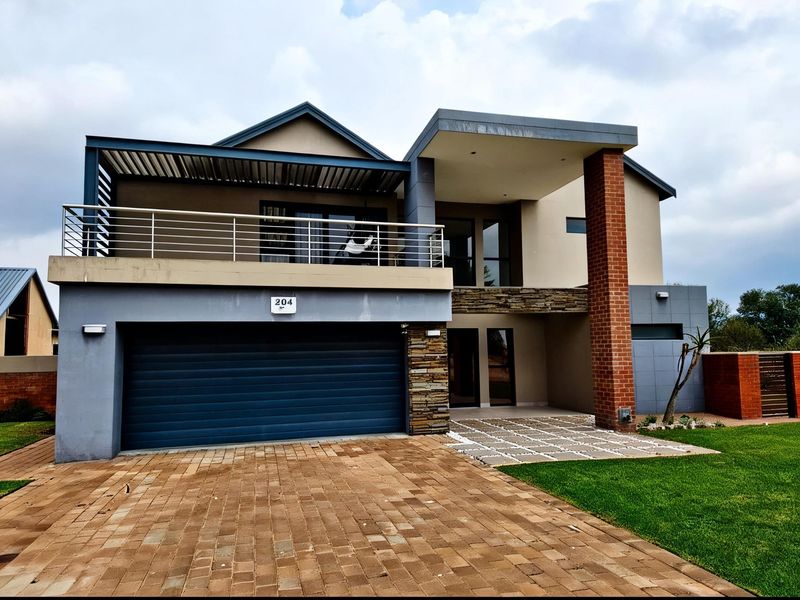 Elegant 4-Bedroom Luxury Home with Pool in La Camargue Estate - Photo 2