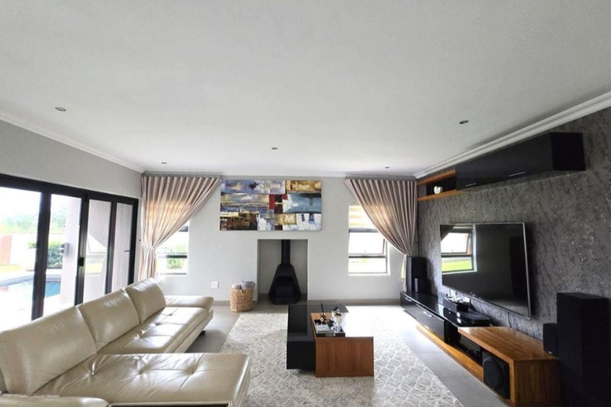 Elegant 4-Bedroom Luxury Home with Pool in La Camargue Estate - Photo 4