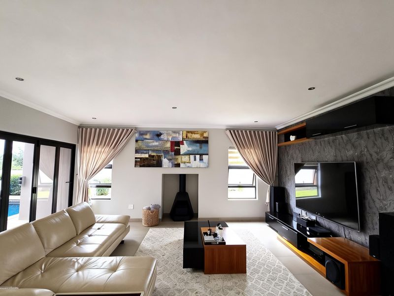 Elegant 4-Bedroom Luxury Home with Pool in La Camargue Estate - Photo 6