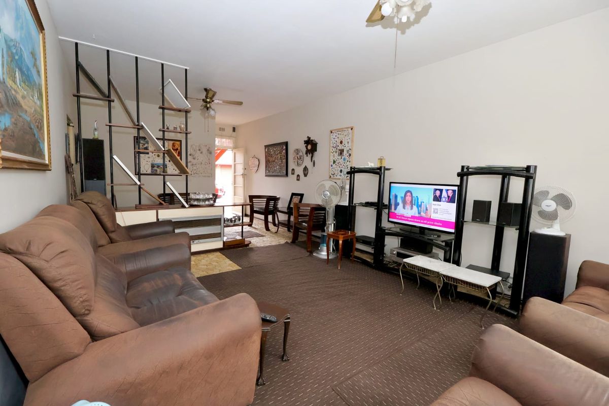 Spacious 2-Bed, 1-Bath Ground Floor Apartment in Retro Benoni - Photo 4