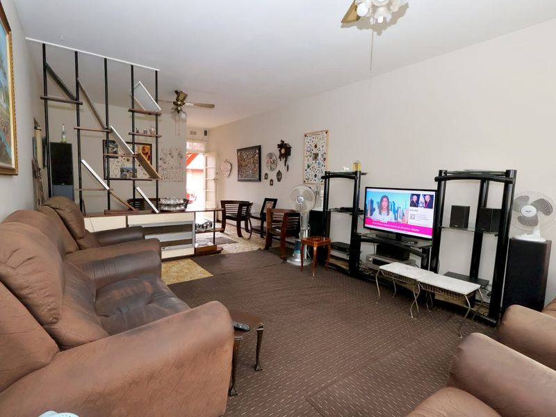 Spacious 2-Bed, 1-Bath Ground Floor Apartment in Retro Benoni - Photo 4