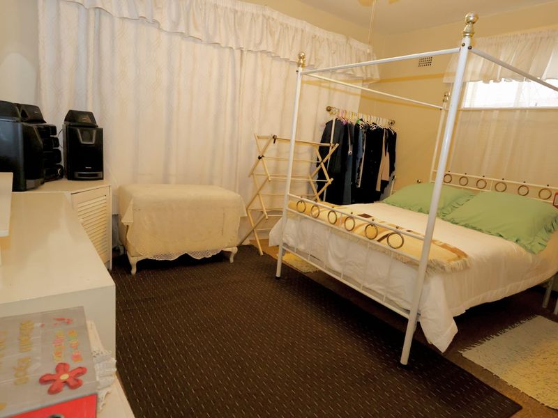 Spacious 2-Bed, 1-Bath Ground Floor Apartment in Retro Benoni - Photo 9