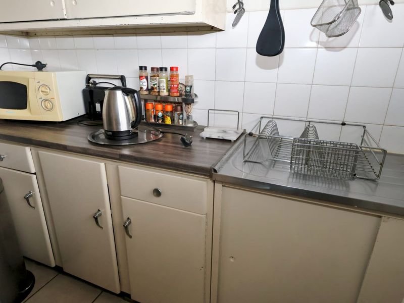 Spacious 2-Bed, 1-Bath Ground Floor Apartment in Retro Benoni - Photo 8